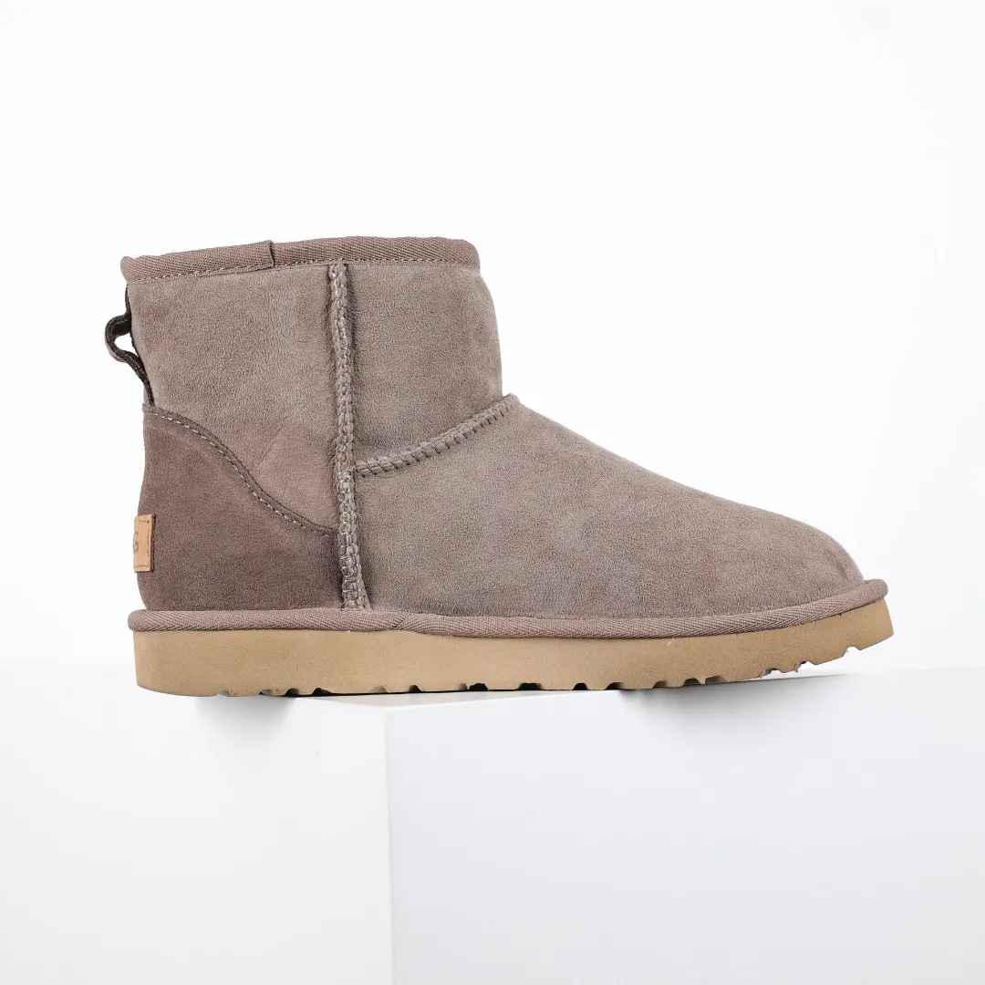 Pick up locally 💰540 Core recommendation Good price Cashmere insoles are a very suitable choice for keeping warm in winter and at home. In the new year, uug launched a series of styles, which are partial to the preferences of young consumers and have also moved to the forefront of fashion trends. Shoe body material Water-repellent coated suede upper 17mm UGGPURE™ implanted wool insole Lightweight non-slip comfortable rubber outsole With brand LOGO Trademark Comes with a full set of packaging Size: 35 36 37 38 39 40 41 42 43 44
